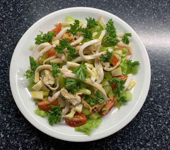 Теплый салат с морепродуктами